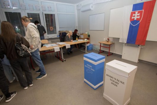 Udalosť dňa: Začali sa spojené samosprávne voľby, moratórium sa predĺži do 20.30 h