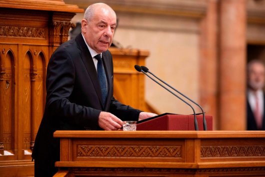 Maďarský parlament schválil dodatok k ústave o odvolaní prezidenta Sulyoka – čo to znamená podľa Martina Mojžiša