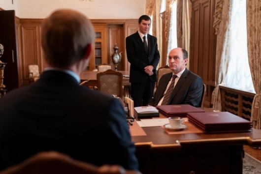 Čarodejník z Kremľa: moc ako divadlo