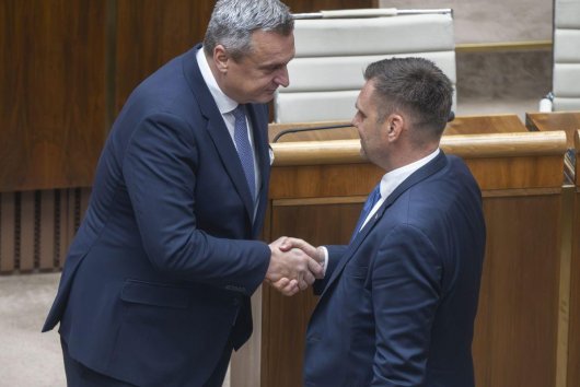 Udalosť dňa: Taraba končí ako minister, odvolali ho aj hlasmi SNS, Fico zvoláva predsedníctvo Smeru