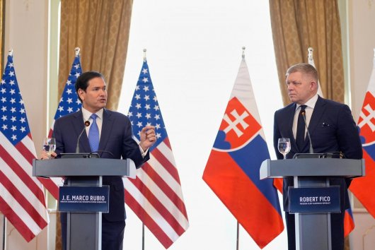 Robert Fico je americkému prezidentovi ukradnutý. Po Rubiovej návšteve je to už jasné.