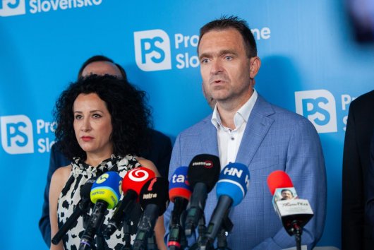 Po zhoršení ratingu od Standard and Poor's vyzýva PS Kamenického na odstúpenie