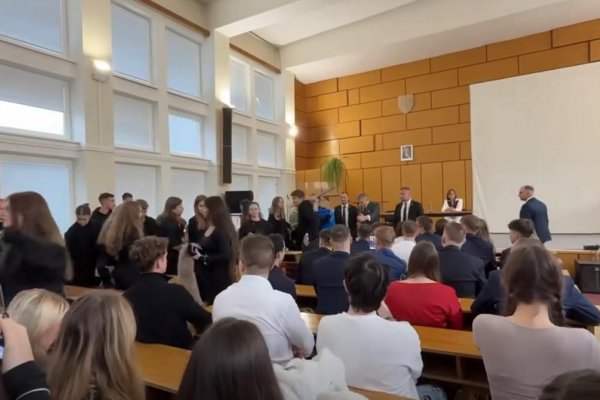 Fico diskutoval so študentmi, keď ich vyzval, aby išli bojovať na Ukrajinu, časť z nich odišla štrngajúc kľúčmi