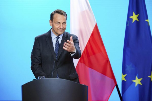 Nové preteky v zbrojení by mohli viesť k pádu Putinovho režimu, vyhlásil Sikorski