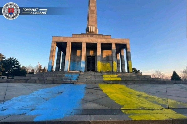 Farby ukrajinskej vlajky na Slavíne sú výzvou občanov SR, aby Rusko skončilo vojnu na Ukrajine