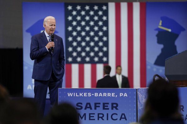 Biden vyjadril odhodlanie zakázať v USA predaj útočných pušiek