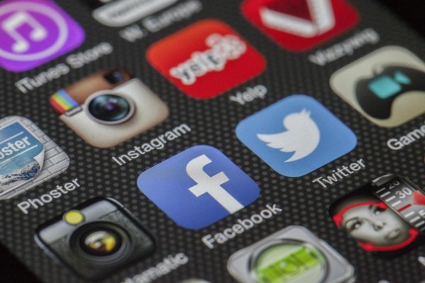Dánsko chce presadiť prísnejšie pravidlá EÚ na ochranu maloletých na internete