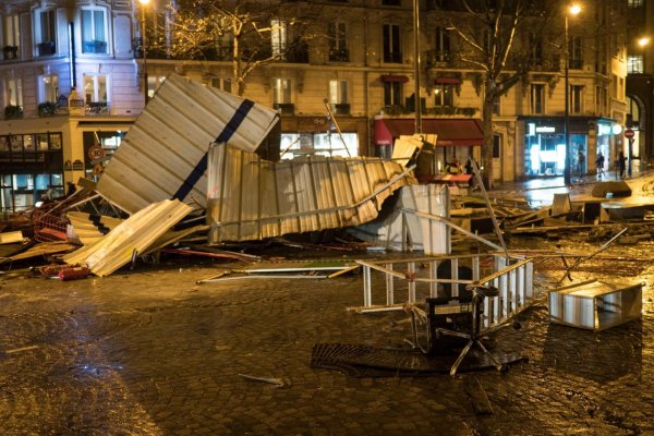 Potrebuje Macron záchrannú vestu?