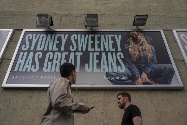 Obyčajná slovná hračka alebo koketovanie s árijskými ideálmi? Reklama so Sydney Sweeney rozdelila svet
