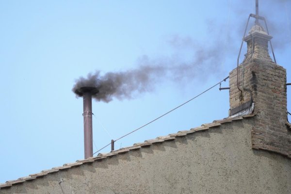 Ani dopoludňajšia voľba kardinálov nepriniesla meno nového pápeža