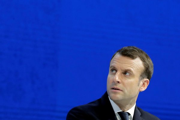 Macron zbrojící a brojící