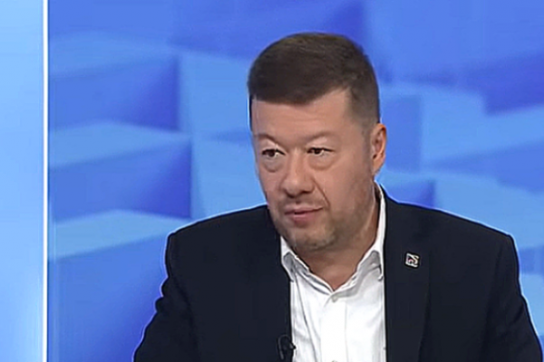 Okamura nariadil zvesenie ukrajinskej vlajky z budovy Poslaneckej snemovne