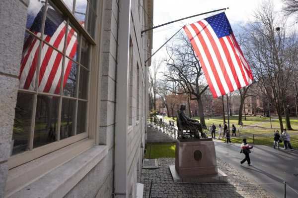 Trump zintenzívňuje tlak proti vzdorujúcemu Harvardu, pohrozil odňatím štatútu inštitúcie oslobodenej od daní