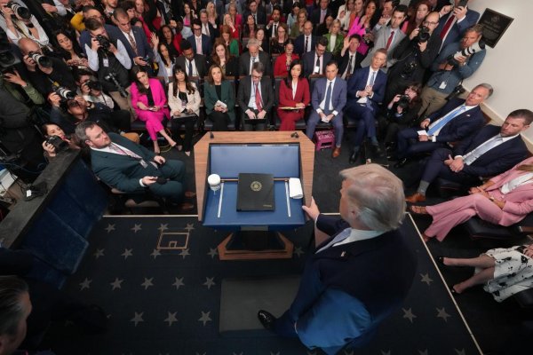 Udalosť dňa: Trump varuje Irán pred vyberaním poplatkov za prechod cez Hormuzský prieliv