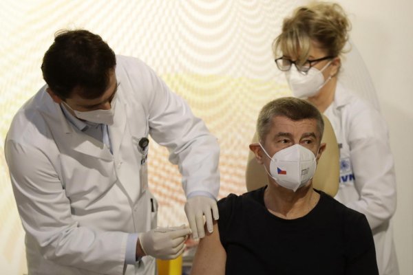 Babiš chce z fľaštičky vyťažiť šesť, nielen päť dávok vakcíny