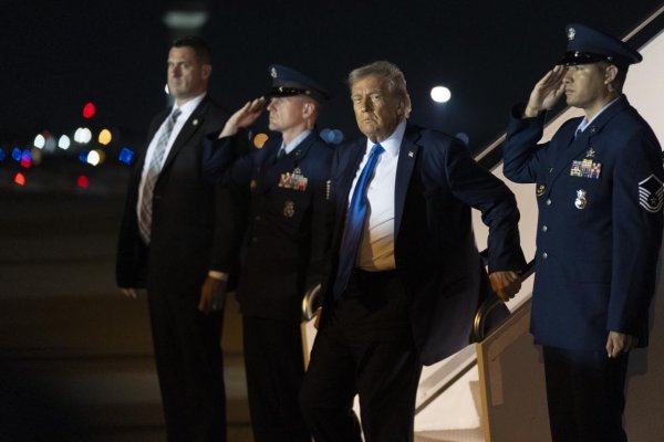 Trump ohlásil sankcie voči každému, kto bude kupovať ropu z Iránu