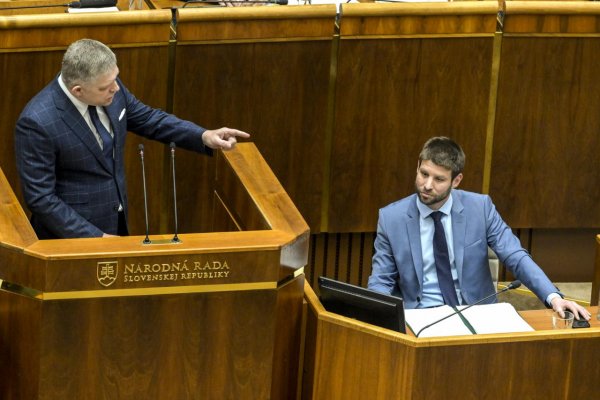 Vláda žiada Šimečku zverejniť príjmy neziskoviek, kde sú v orgánoch jeho blízki