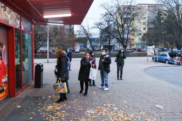 Zákaz vychádzania trvá i na Silvestra, SaS a Za ľudí ho v januári predĺžiť nechcú 