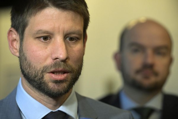 Po ďalšom incidente na železniciach musí minister Ráž okamžite odstúpiť, vyhlásil Šimečka