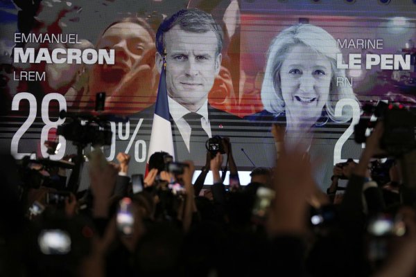 Do druhého kola prezidentských volieb postúpili Macron a Le Penová