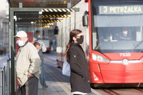 Rúška budú naďalej povinné vo verejnej doprave aj na podujatiach