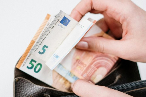 Slovensko 2026: Koniec dobrých časov na dlh. Akú daň zaplatíte štátu?