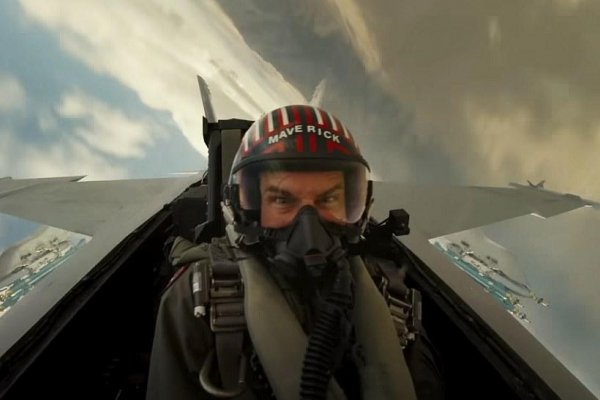 Seriálové a filmové tipy: Vrahovia mesiaca kvetov, Top Gun aj lúpež počas letu