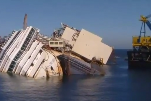 Vyťahujú stroskotanú Costa Concordia