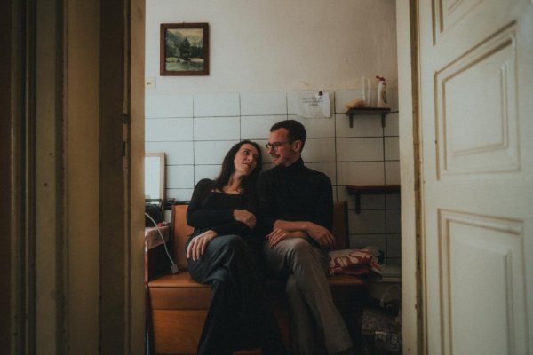 Katka Koščová a Daniel Špiner predstavujú videoklip nakrútený vo vojnou zničenom dome kultúry v ukrajinskom Irpini