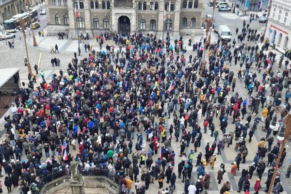 Desaťtisíce ľudí v Česku vyšli do ulíc, aby vyjadrili podporu prezidentovi Pavlovi