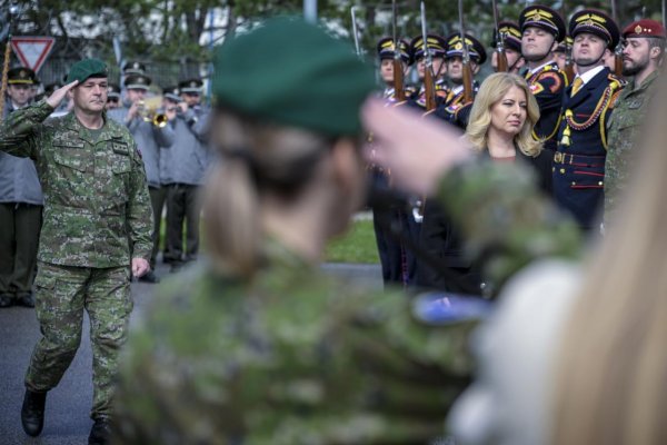 Výročie vstupu do Aliancie pripomína vlajka pred Prezidentským palácom