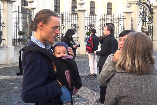 Pred prezidentským palácom bol tichý protest