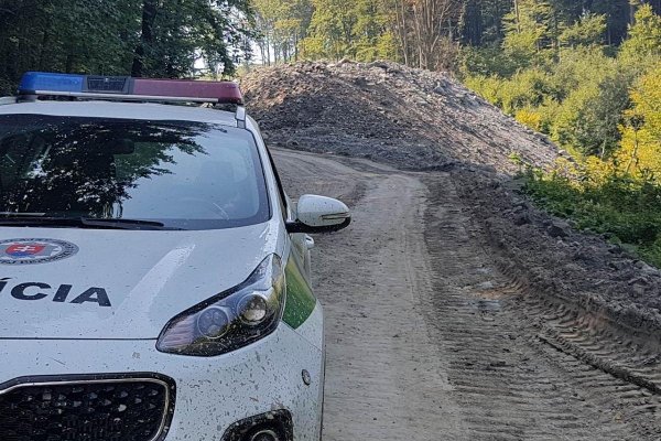 Polícia obvinila troch bývalých SIS-károv