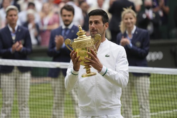 Djokovič ovládol aj Wimbledon, v počte grandslamových titulov sa vyrovnal Nadalovi s Federerom