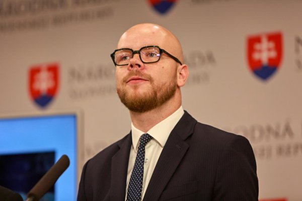 Poslanec PS Dvořák vyzýva Šaška, aby boli ambulancie oslobodené od transakčnej dane, inak na to doplatí pacient