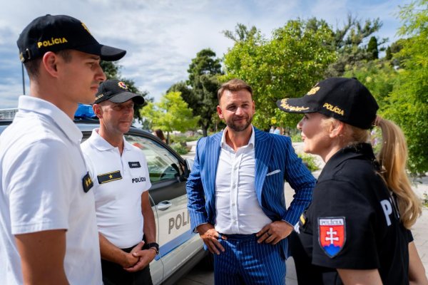SaS: Policajti chcú vyššie platy, nie antistresové loptičky a prezentáciu Matuša Šutaja Eštoka