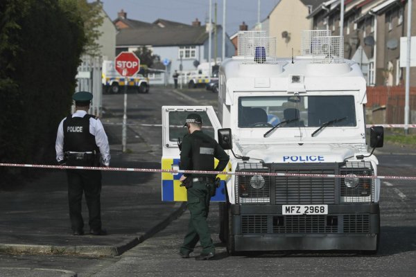 Počas streľby v severoírskom Londonderry zomrela novinárka