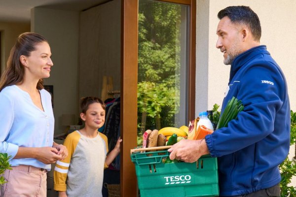 Tesco rozširuje službu online nákupov  pre ďalších stotisíc zákazníkov v Lučenci, Rimavskej Sobote a okolí 