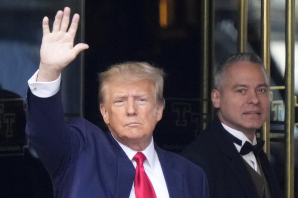 Trump sa dostavil na súd v New Yorku, aby si vypočul obžalobu