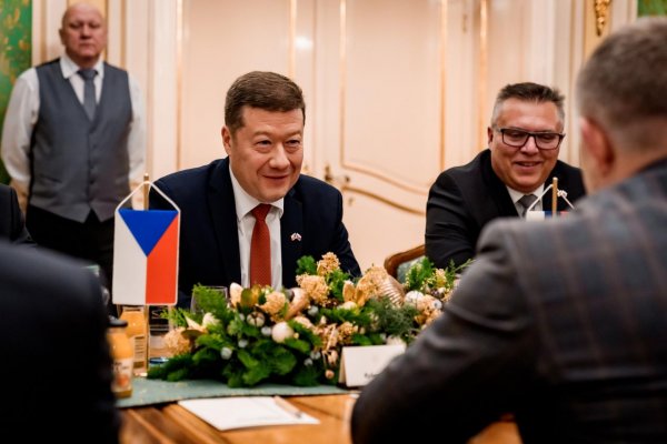 Okamura odstránil zo svojej kancelárie v Poslaneckej snemovni vlajku EÚ