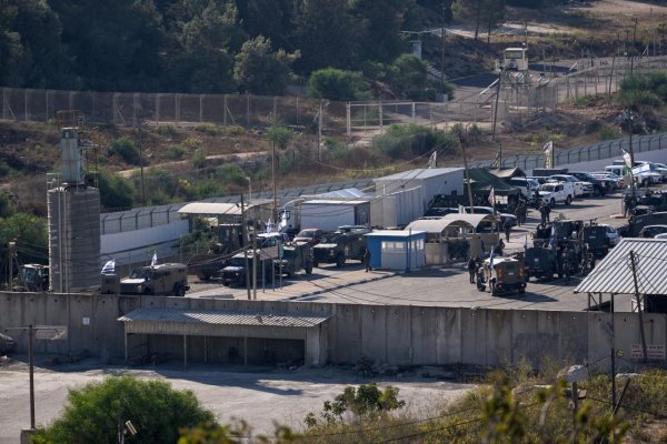 Autobusy s palestínskymi väzňami vyrazili spred izraelskej väznice Ofer