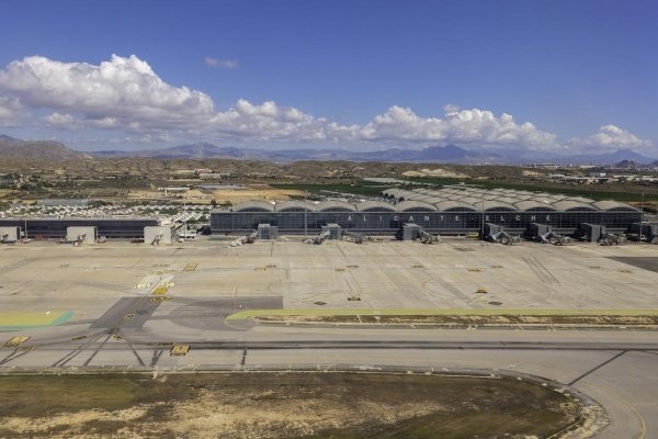 Po spozorovaní dronu prerušili lety na letisku v španielskom Alicante