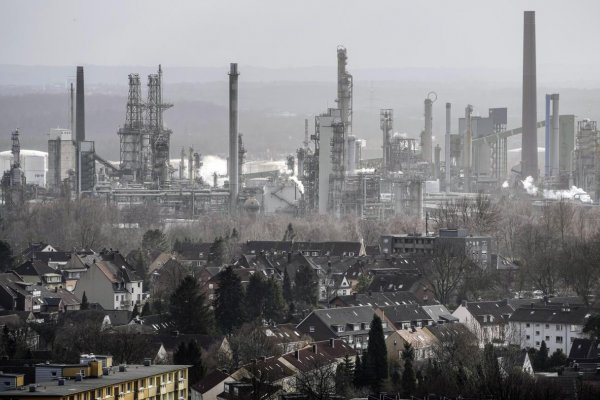 Saudská Arábia a Rusko obmedzia ťažbu ropy, pravdepodobne to zvýši ceny benzínov