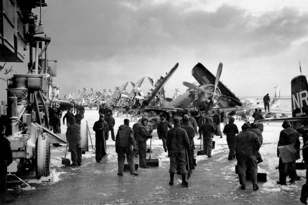 Americké plávajúce letiská v druhej svetovej vojne. Medzi kamikadze a podporou bojov o tichomorské ostrovy