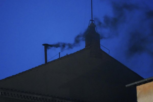 Kardináli na prvý pokus nového pápeža nevybrali