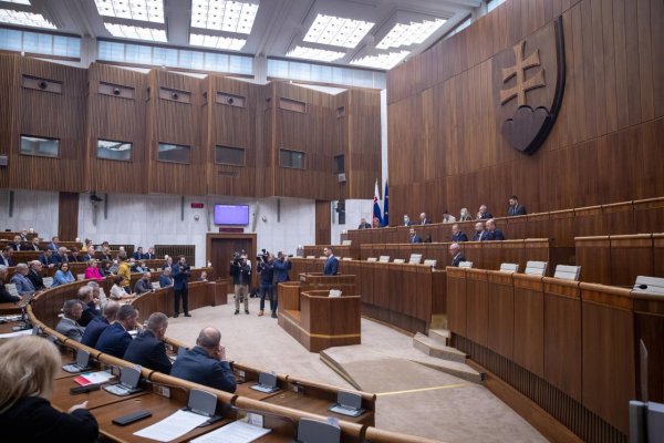 Poslanci dnes pokračujú diskusiou o zatvorení obchodov v nedeľu