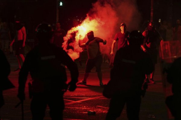 Protesty v Srbsku pokračovali, demonštranti zničili kancelárie vládnucej SNS