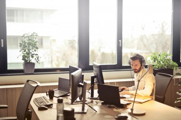 V Poľsku otestujú štvordňový pracovný týždeň