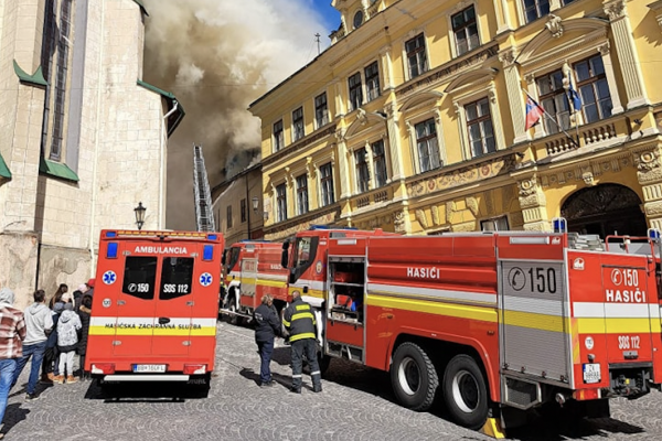 Požiar v centre Banskej Štiavnice sa rozšíril na viacero objektov