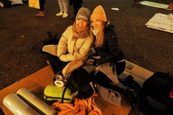 .mladí: Koľko stojí noc vonku?